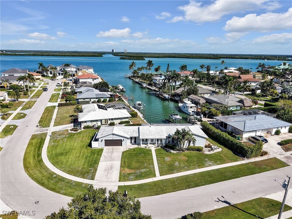 945 Sundrop Ct in Marco Island, FL - Building Photo