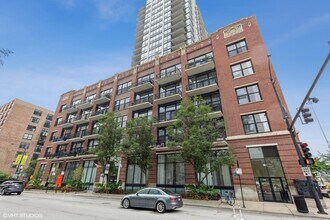 210 S Desplaines St, Unit 1906 in Chicago, IL - Building Photo - Building Photo