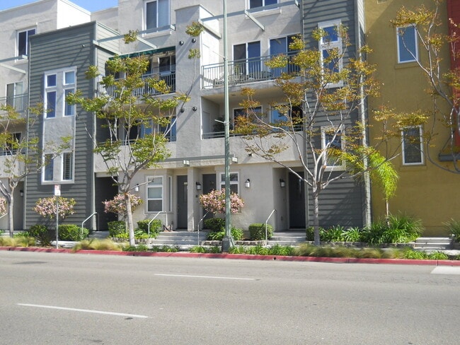property at 405 W 2nd Ave