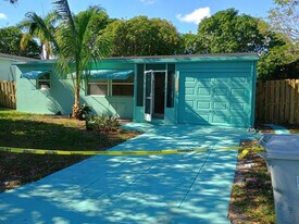 2465 NE 14th Ave in Pompano Beach, FL - Building Photo