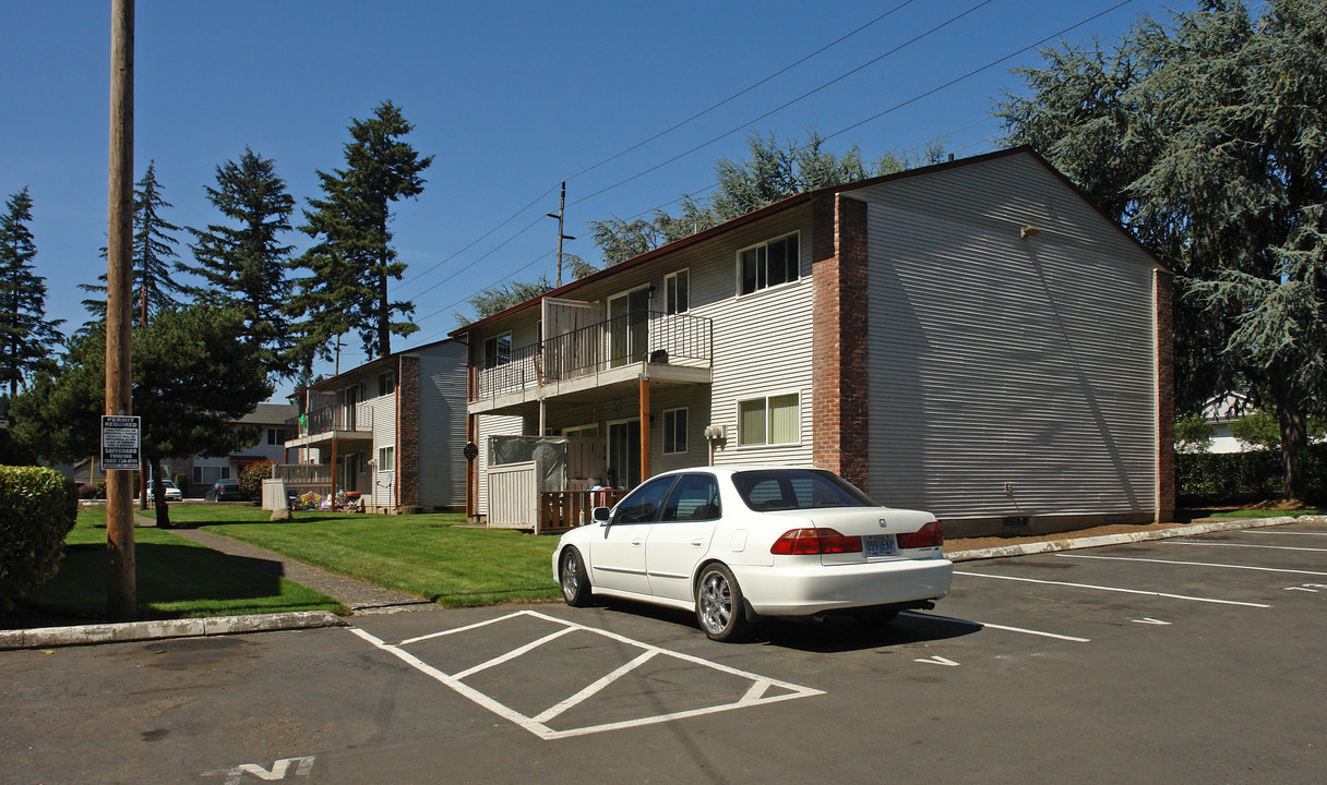 Pinewood Station in Gresham, OR - Building Photo