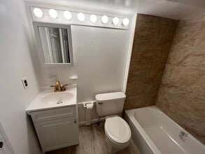 1006 F St NE, Unit # B in Washington, DC - Foto de edificio - Building Photo