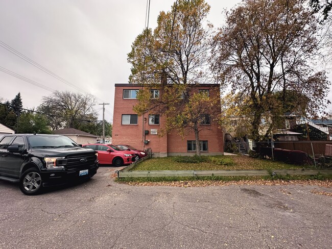 424 Rue Aulneau in Winnipeg, MB - Building Photo - Building Photo