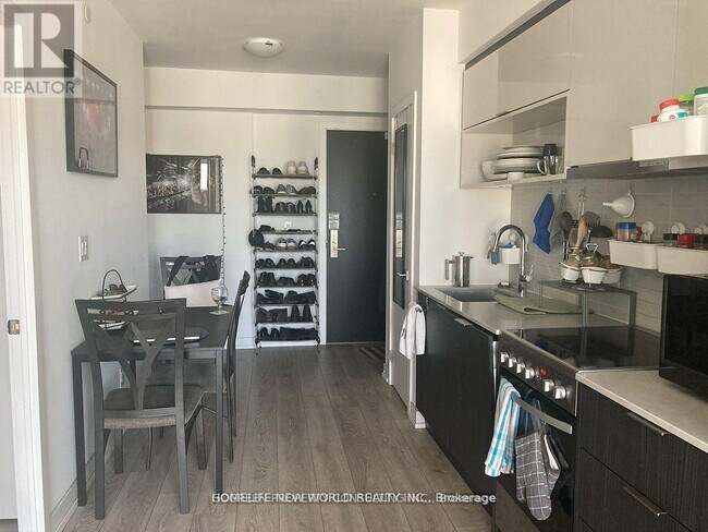 159 Wellesley St E in Toronto, ON - Building Photo - Building Photo