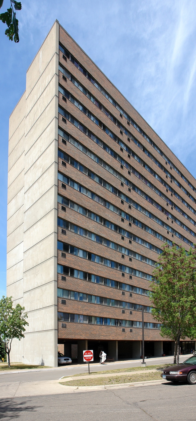 Seal Hi-Rise in St. Paul, MN - Foto de edificio - Building Photo