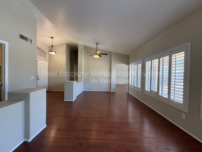 property at 1007 W Cooley Dr