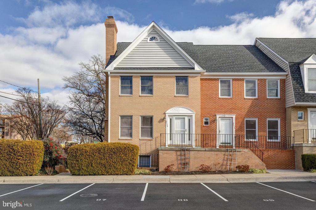 217 Locust St SE in Vienna, VA - Building Photo