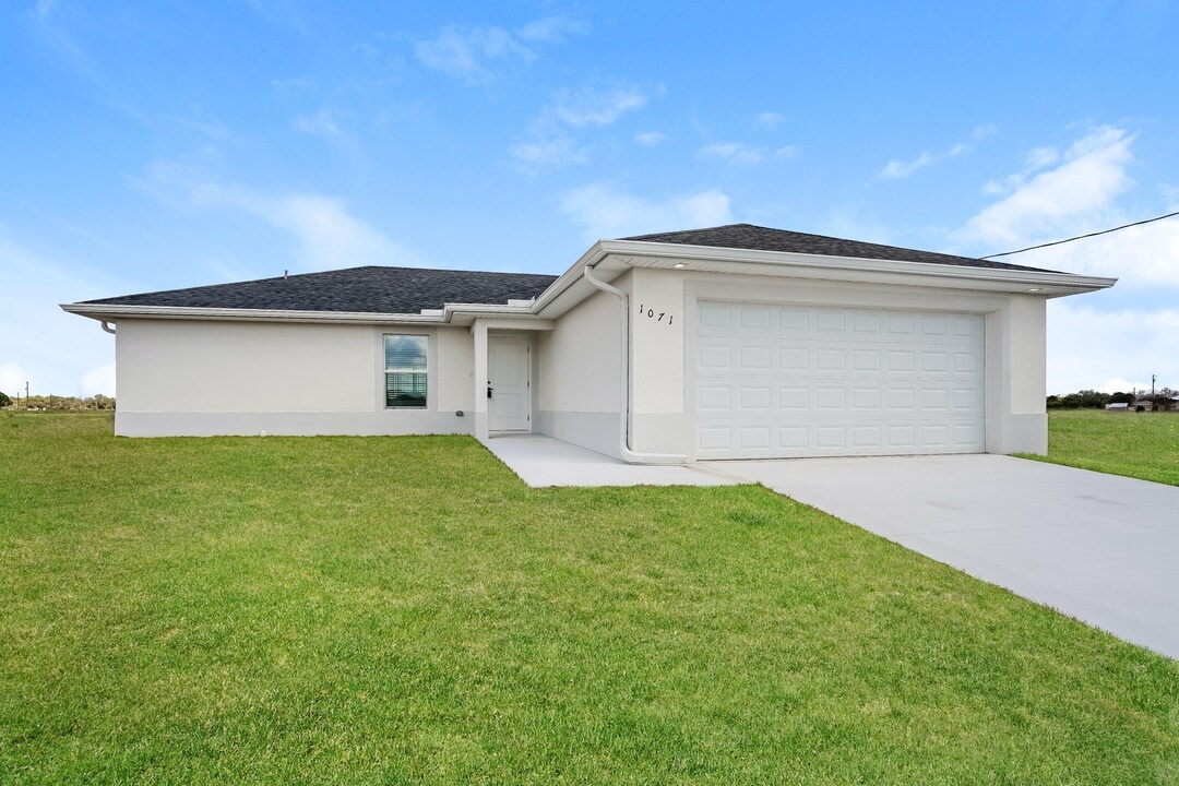 1077 Capri Cir in La Belle, FL - Building Photo