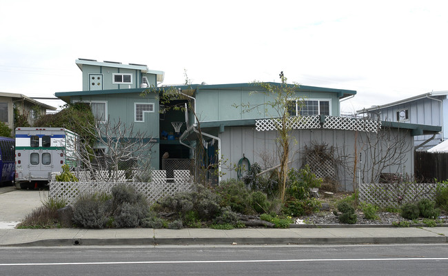 3329 Los Prados St in San Mateo, CA - Foto de edificio - Building Photo