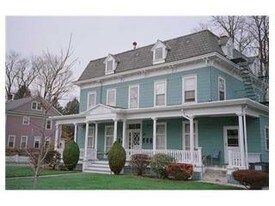 26 Oakland Ave in Warwick, NY - Building Photo