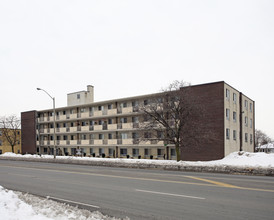 Glen Oaks in Brampton, ON - Building Photo - Building Photo