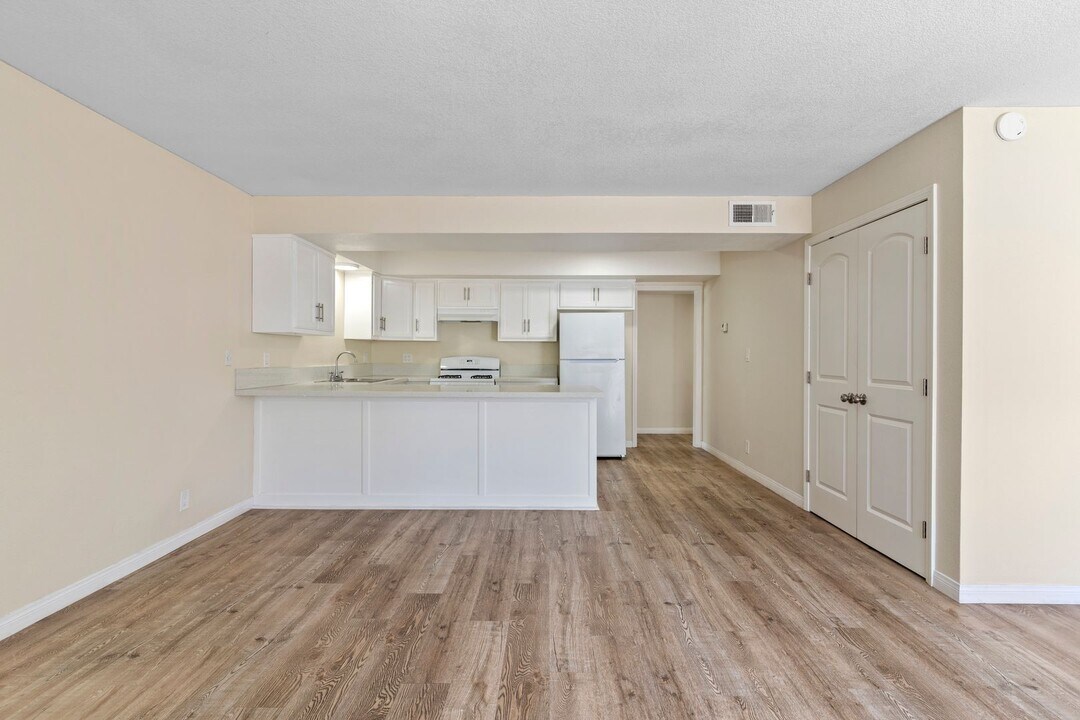 1022 El Camino Dr, Unit B in Costa Mesa, CA - Building Photo