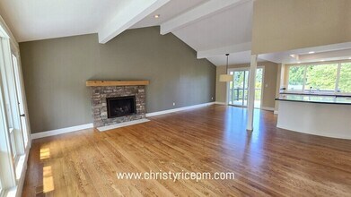 12130 SE 47th Pl in Bellevue, WA - Building Photo - Building Photo