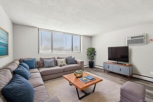 Como Court in Minneapolis, MN - Building Photo