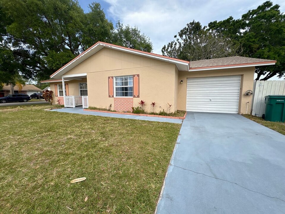 2147 Sandalwood Dr in Melbourne, FL - Foto de edificio