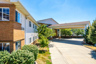 Sugar Creek Senior Apartment Community in Waukee, IA - Foto de edificio - Building Photo