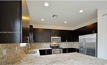 830 NE 191st St in Miami, FL - Building Photo - Building Photo