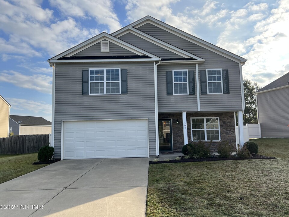 305 Battery Way in Bunnlevel, NC - Building Photo