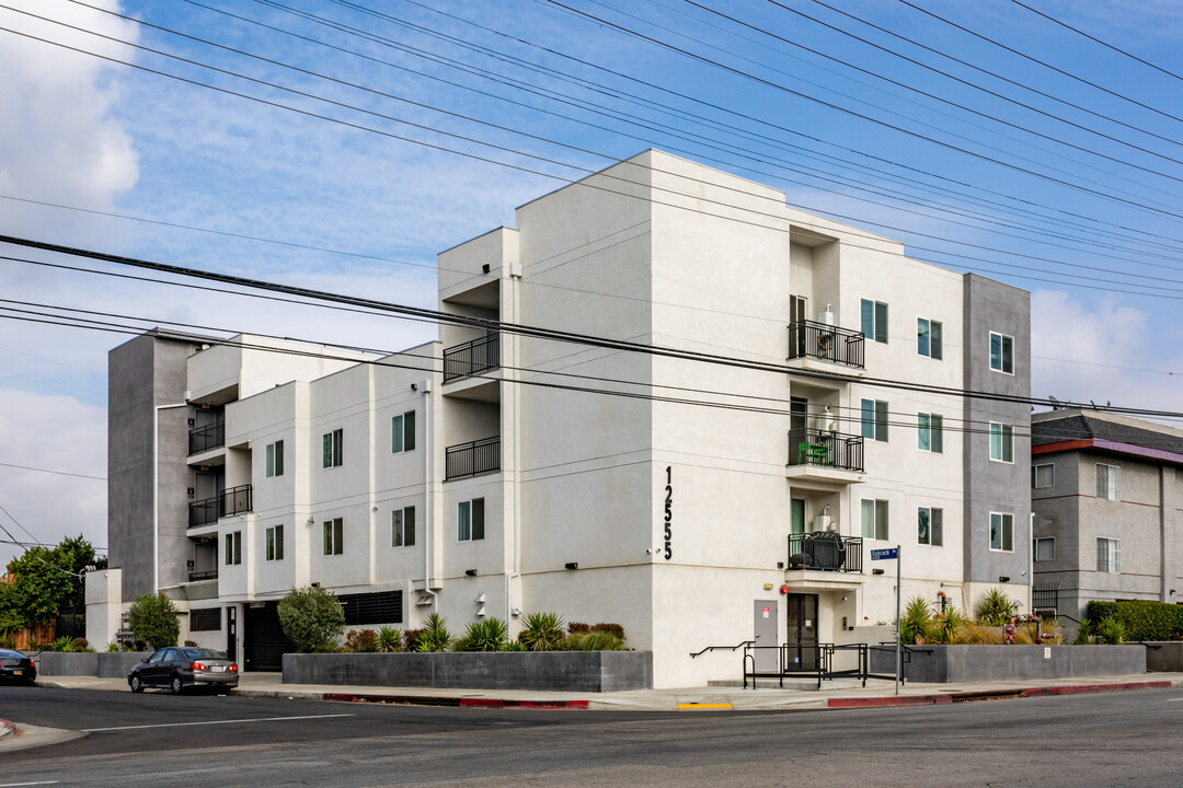 12555 Vanowen St in North Hollywood, CA - Building Photo