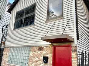 2110 N Western Ave, Unit 2 in Chicago, IL - Building Photo - Building Photo