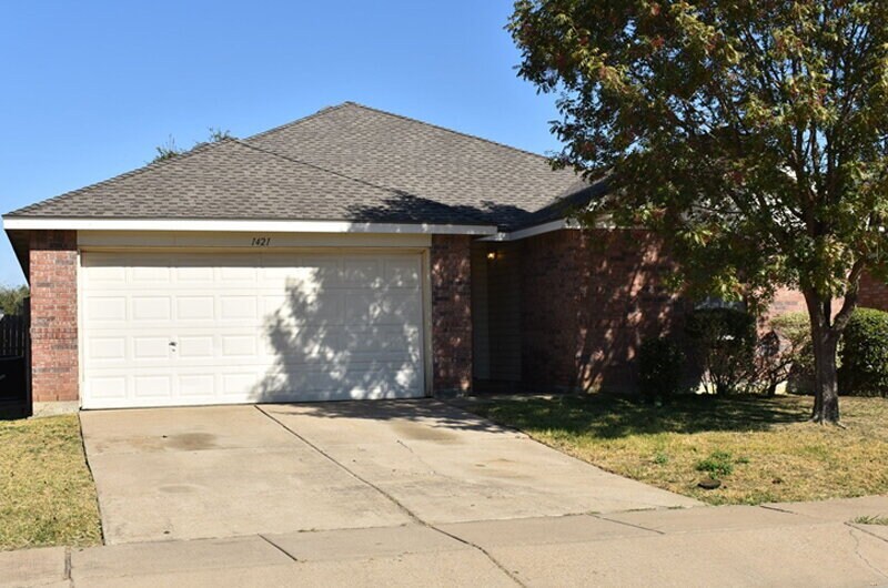 1421 Queens Brook Ln in Fort Worth, TX - Building Photo