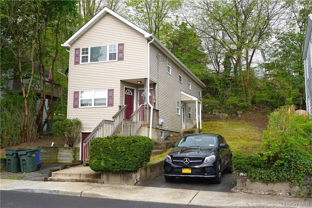 13 Fort Putnam St in Highland Falls, NY - Building Photo