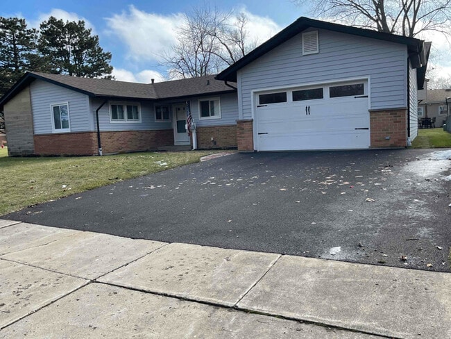 201 Redwood Ave in Elk Grove Village, IL - Foto de edificio - Building Photo