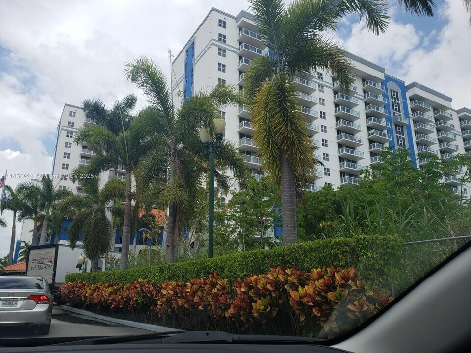 5085 NW 7th St in Miami, FL - Foto de edificio