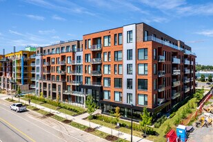 Aura in St. Laurent, QC - Building Photo