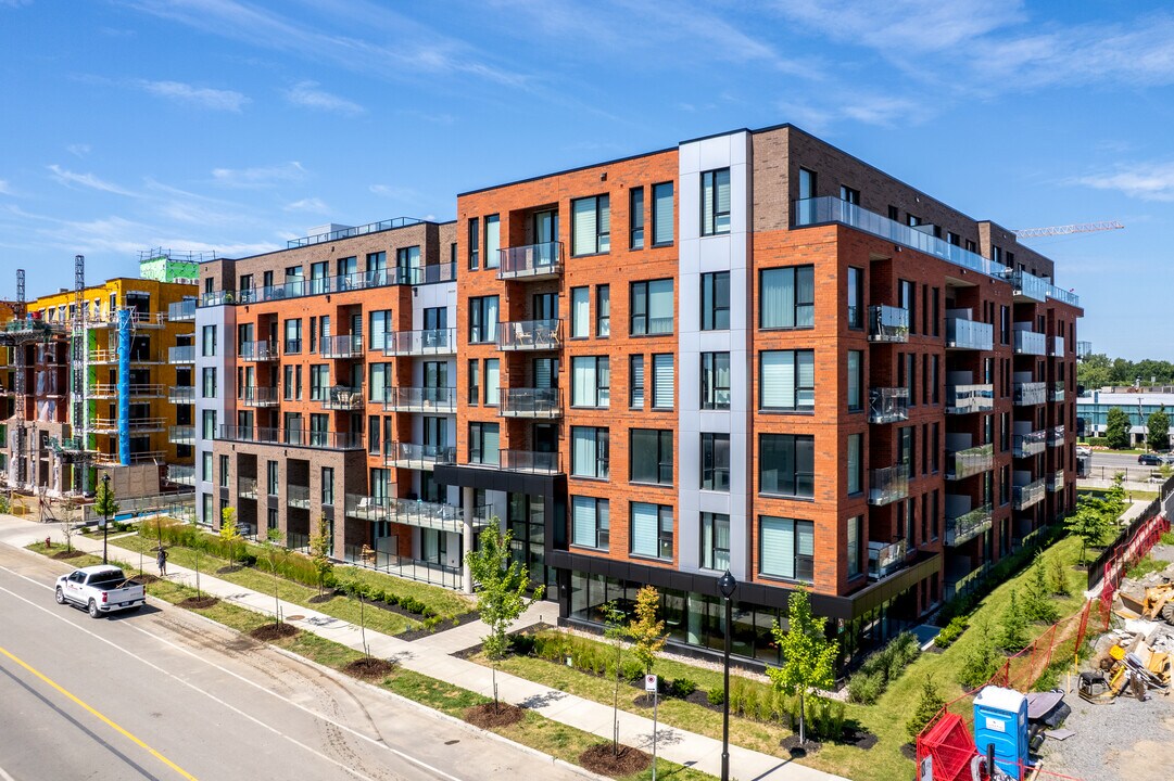 Aura in St. Laurent, QC - Building Photo