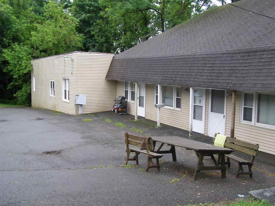 52 Pleasant St in Monticello, NY - Building Photo