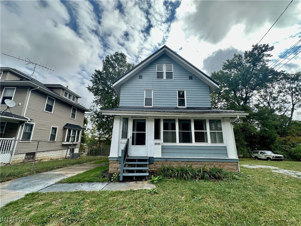 1111 East Ave in Akron, OH - Building Photo