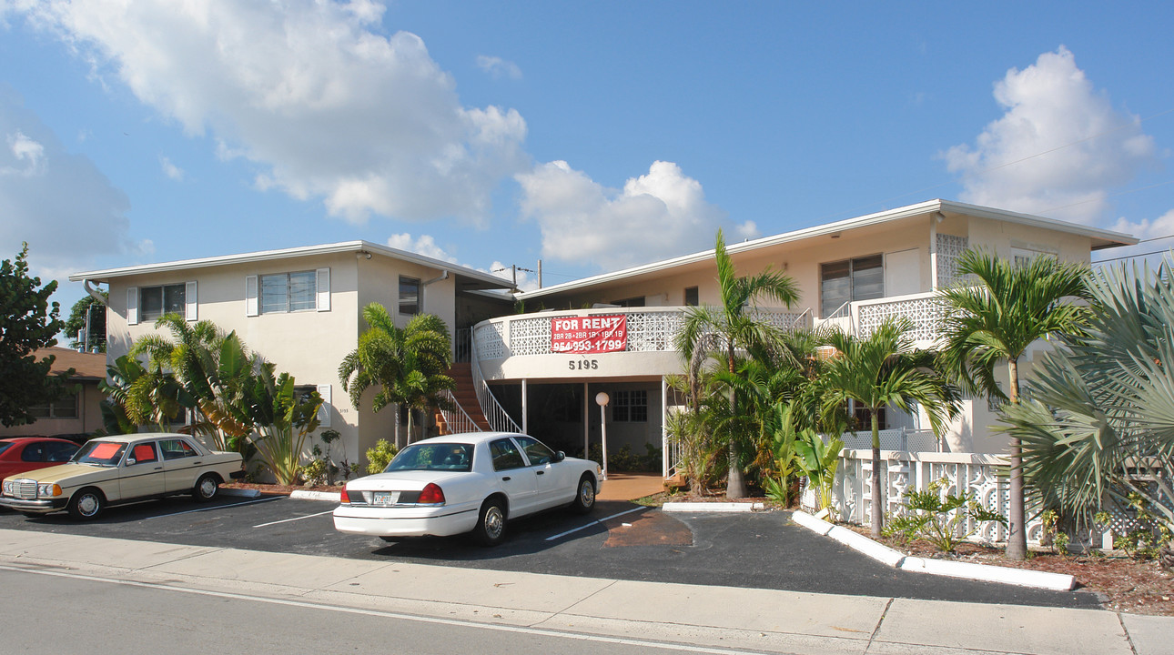 5195 NE 18th Ave in Oakland Park, FL - Building Photo