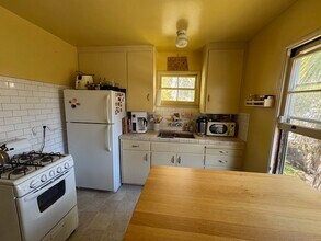 1621 Woodland Ave, Unit A in East Palo Alto, CA - Building Photo - Building Photo