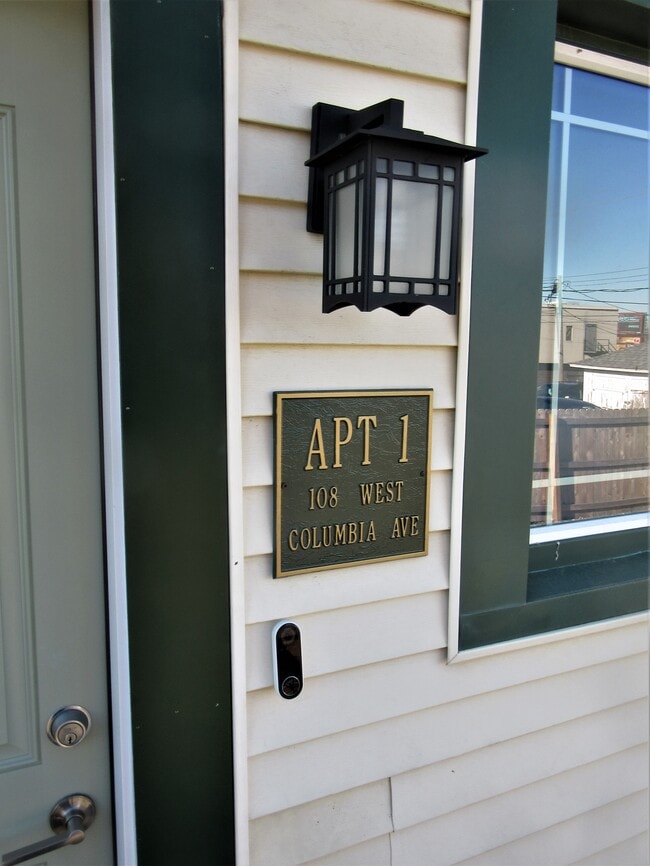 108 W Columbia Ave, Unit 201 in Champaign, IL - Building Photo - Building Photo