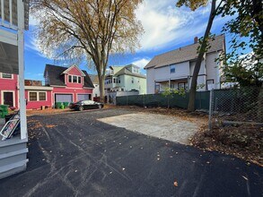 22 Harris Rd, Unit 2 in Medford, MA - Foto de edificio - Building Photo