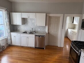 29 Locust St, Unit B in Everett, MA - Building Photo - Building Photo