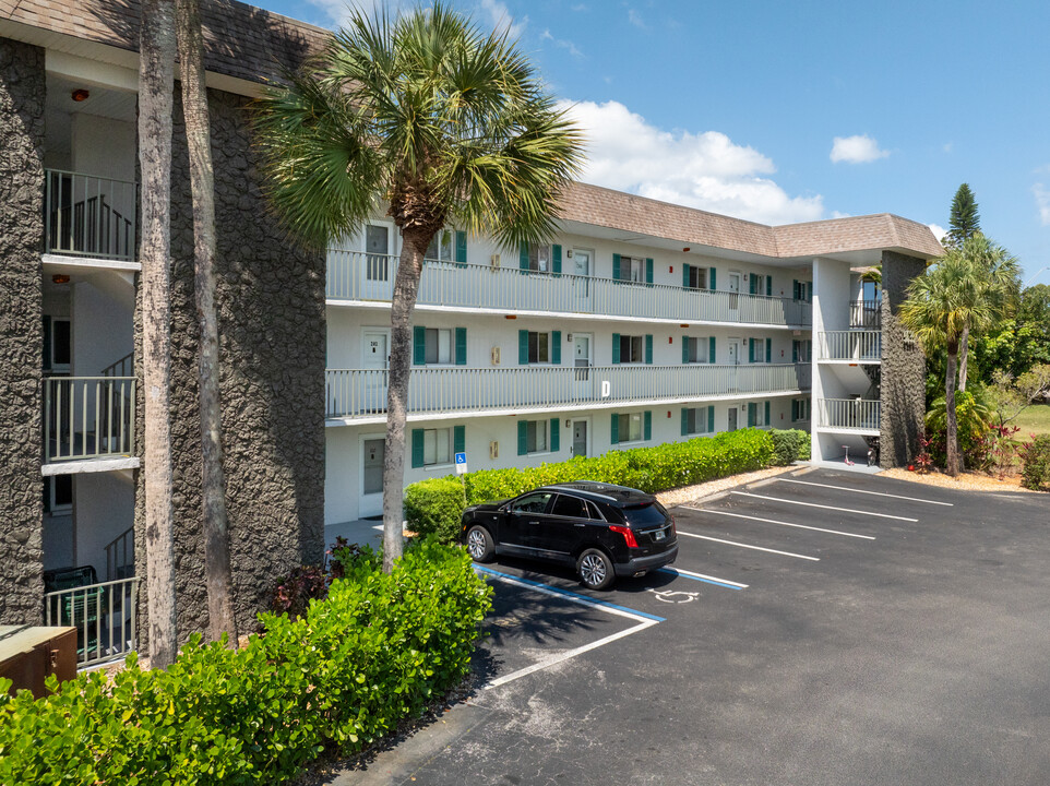 Golf View Manor II in Naples, FL - Building Photo