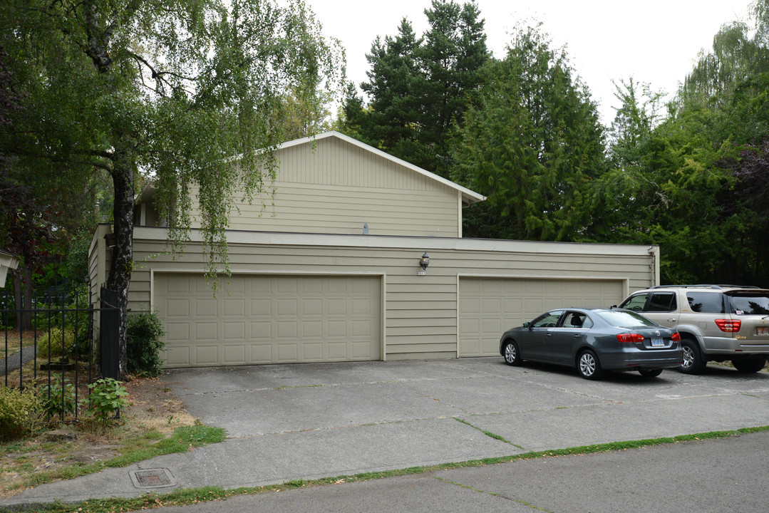 6611 SW Terri Ct in Portland, OR - Building Photo