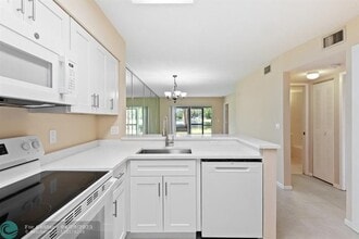 2236 N Cypress Bend Dr in Pompano Beach, FL - Building Photo - Building Photo