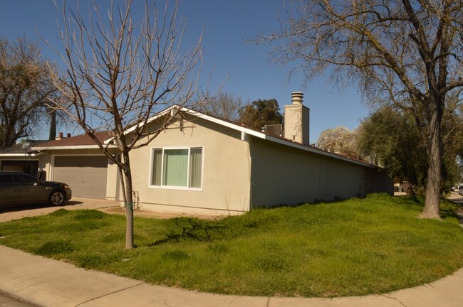 2001 Minoso Dr in Modesto, CA - Building Photo - Building Photo