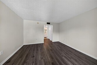 711 N Pine Island Rd, Unit 319 in Plantation, FL - Foto de edificio - Building Photo