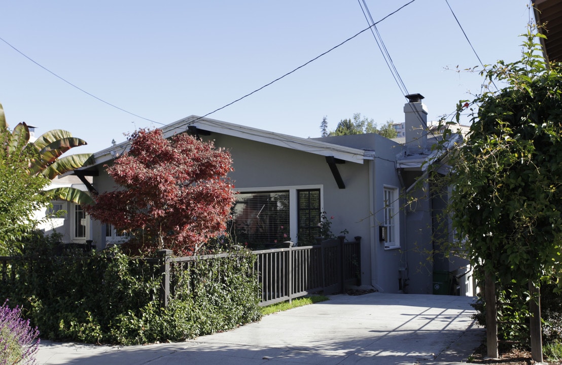 552 Valle Vista Ave in Oakland, CA - Foto de edificio