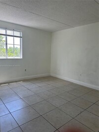 6195 NW 186th St in Hialeah, FL - Foto de edificio - Building Photo