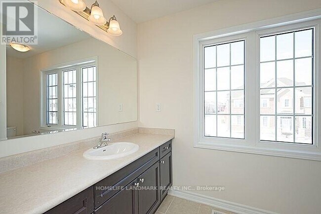 1646 Gainer Cres in Milton, ON - Building Photo - Building Photo