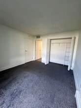 7290 W Dean Rd in Milwaukee, WI - Foto de edificio - Building Photo