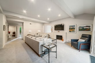 595 Heritage Vlg in Southbury, CT - Building Photo - Building Photo