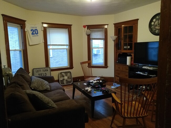 42 Bromfield Rd, Unit 2 in Somerville, MA - Building Photo - Building Photo