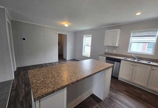 725 Oak Ln in Columbus, MI - Foto de edificio - Building Photo