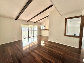 911 Glen Oak Dr in Austin, TX - Building Photo - Building Photo